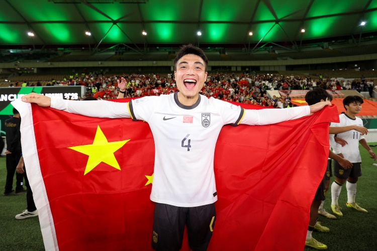 爱游戏-重生!吾米提江2024颅骨骨折 2025成海港首发中卫 2026冲击U23冠军